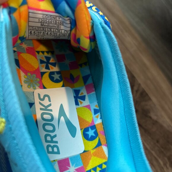 Brooks Adrenaline GTS 25 runDisney Disneyland-Women 6.5 NIB - Picture 4 of 7